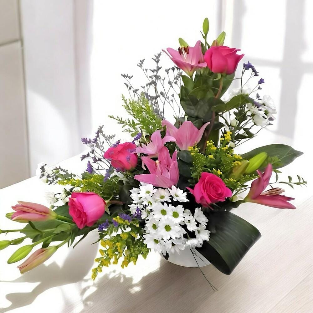 Ramo Eterno – Lirios Rosas, Rosas Fucsias y Margaritas Blancas