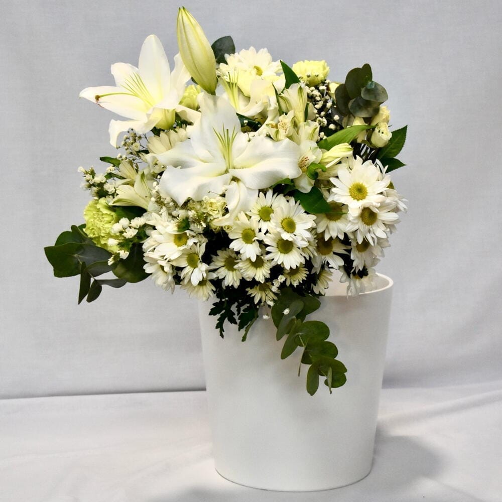 Sirenita – Ramo de margaritas, rosas spray y lirios blancos
