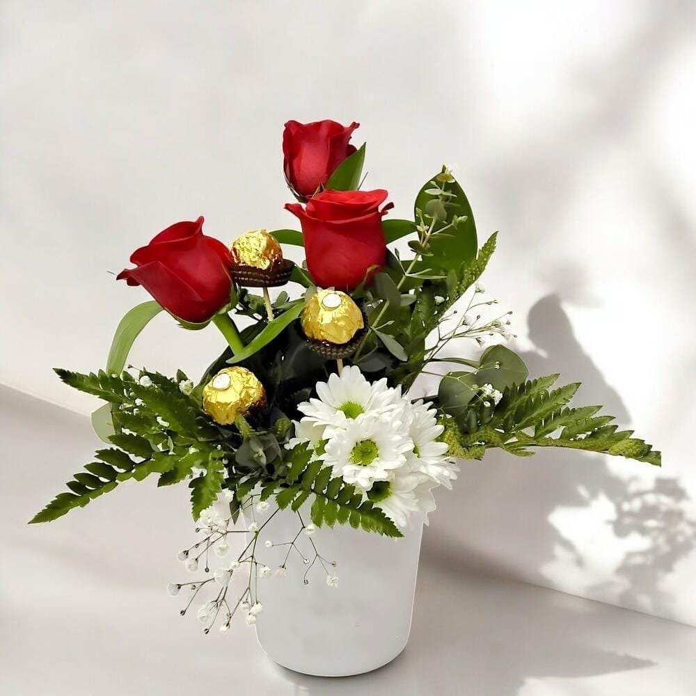 Tripschok – Arreglo floral con rosas y bombones Ferrero Rocher