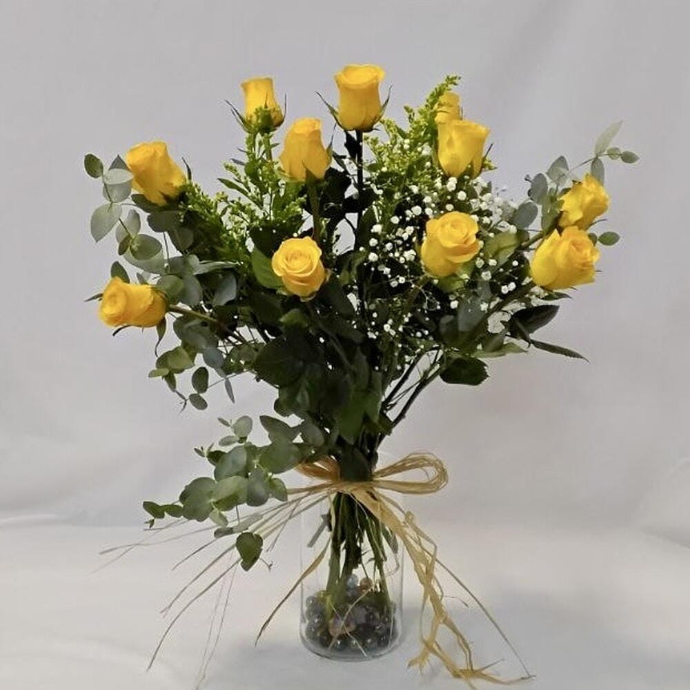 Esperanza – Ramo de 12 rosas amarillas con follaje fresco y elegancia natural
