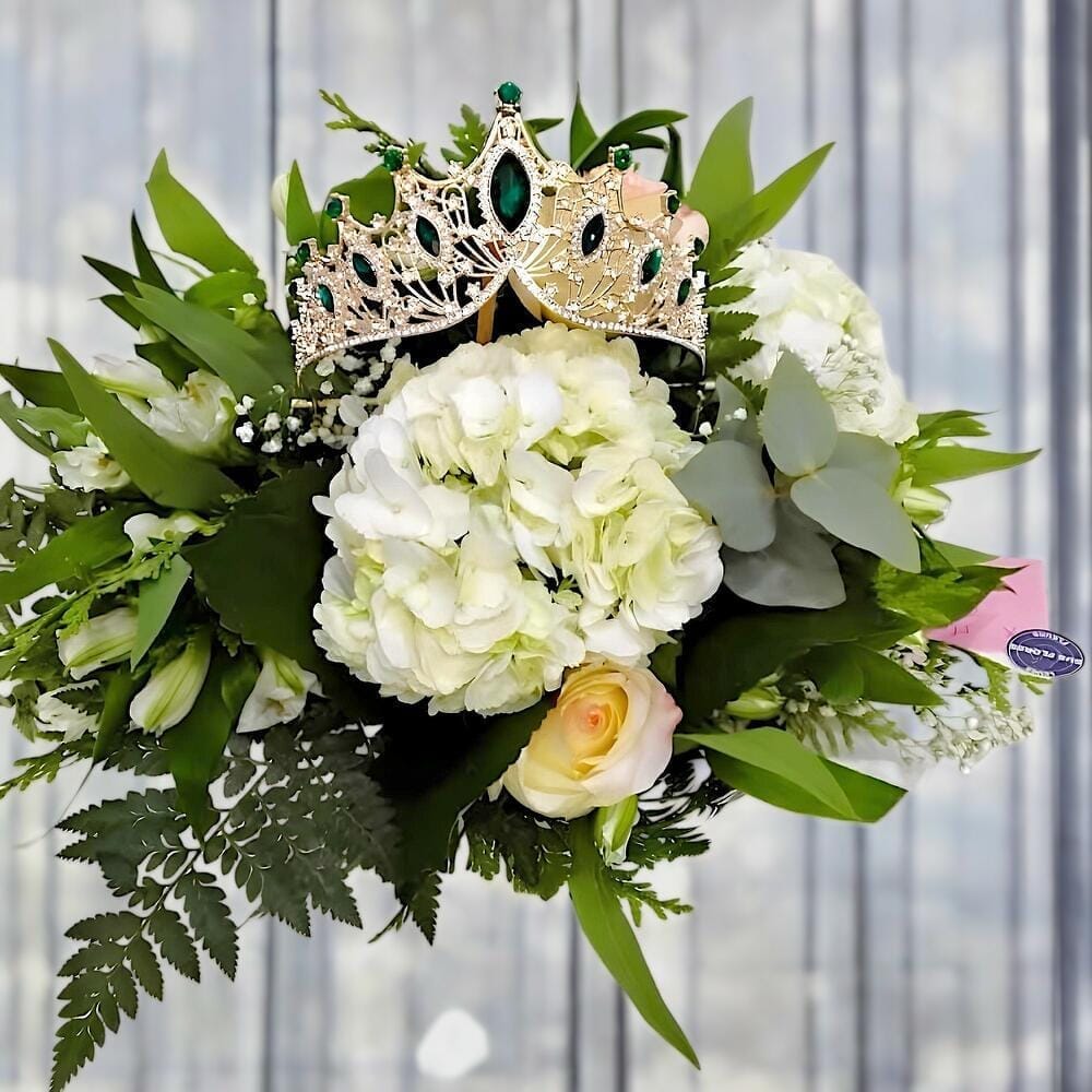 Madam – Ramo con astromelias, rosas blancas y corona decorativa