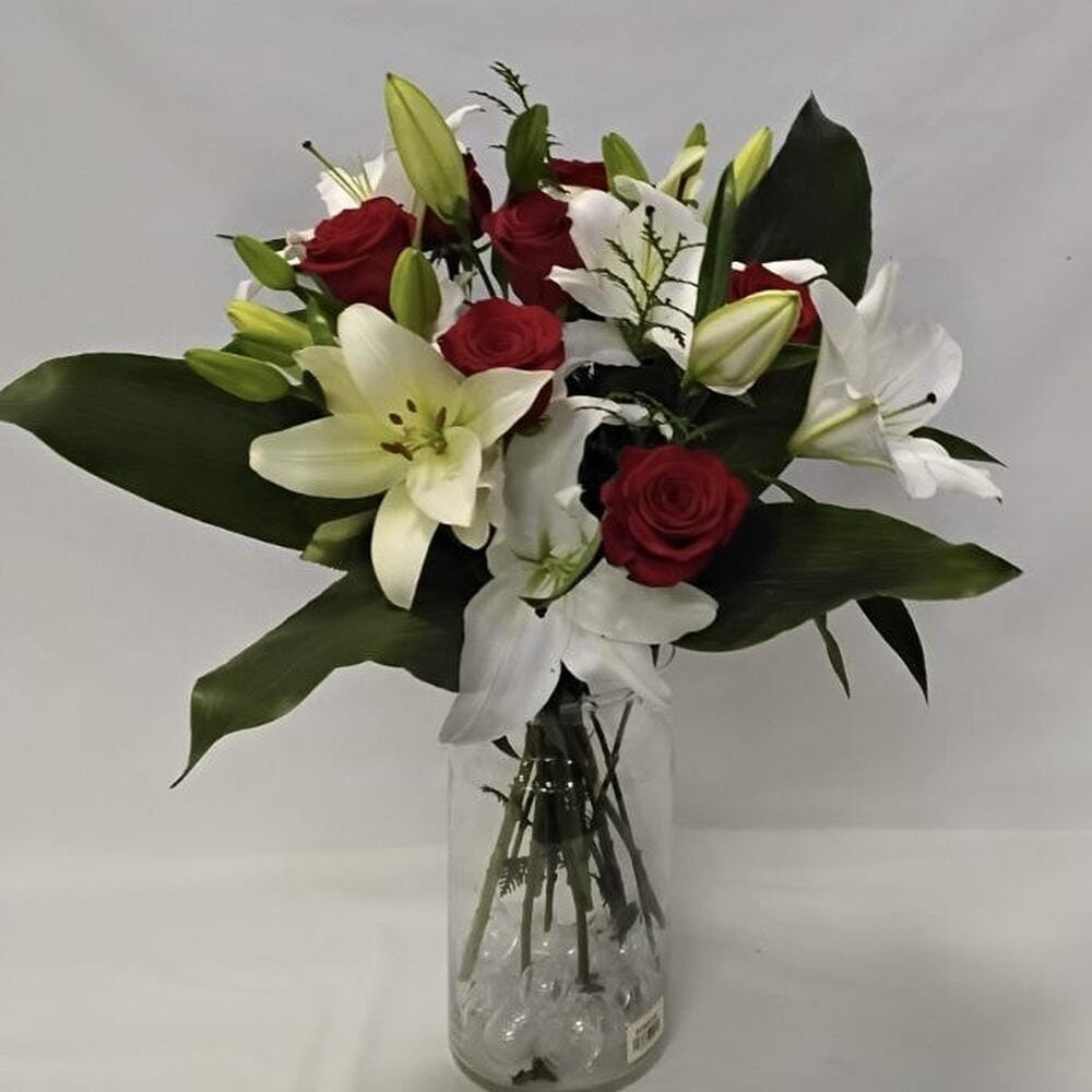 Ramo Pach con Lilium Blancos y Rosas Rojas – Elegancia Floral Exclusiva
