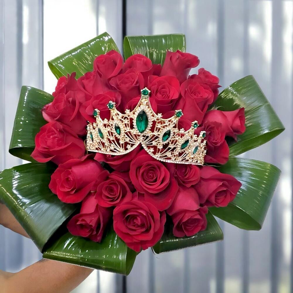 Reina – Bouquet de 24 rosas rojas con corona y follaje decorativo
