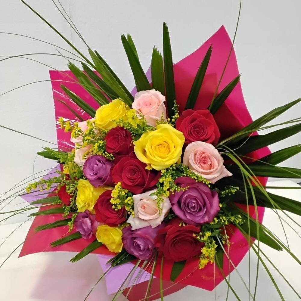 Ramo Luksim – 24 Rosas Multicolor con Verdes Variados