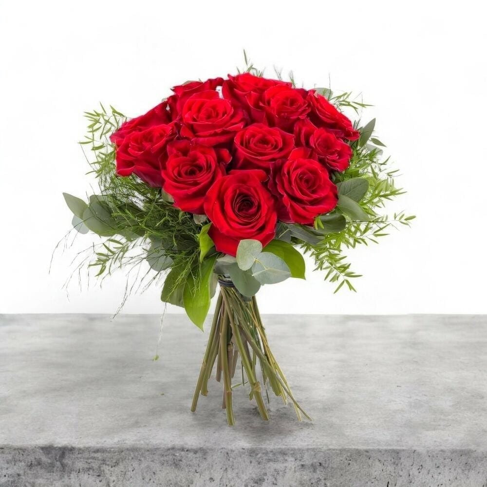 Ramo Deseo – 12 Rosas Rojas de Tallo Largo con Eucalipto y Ruscus