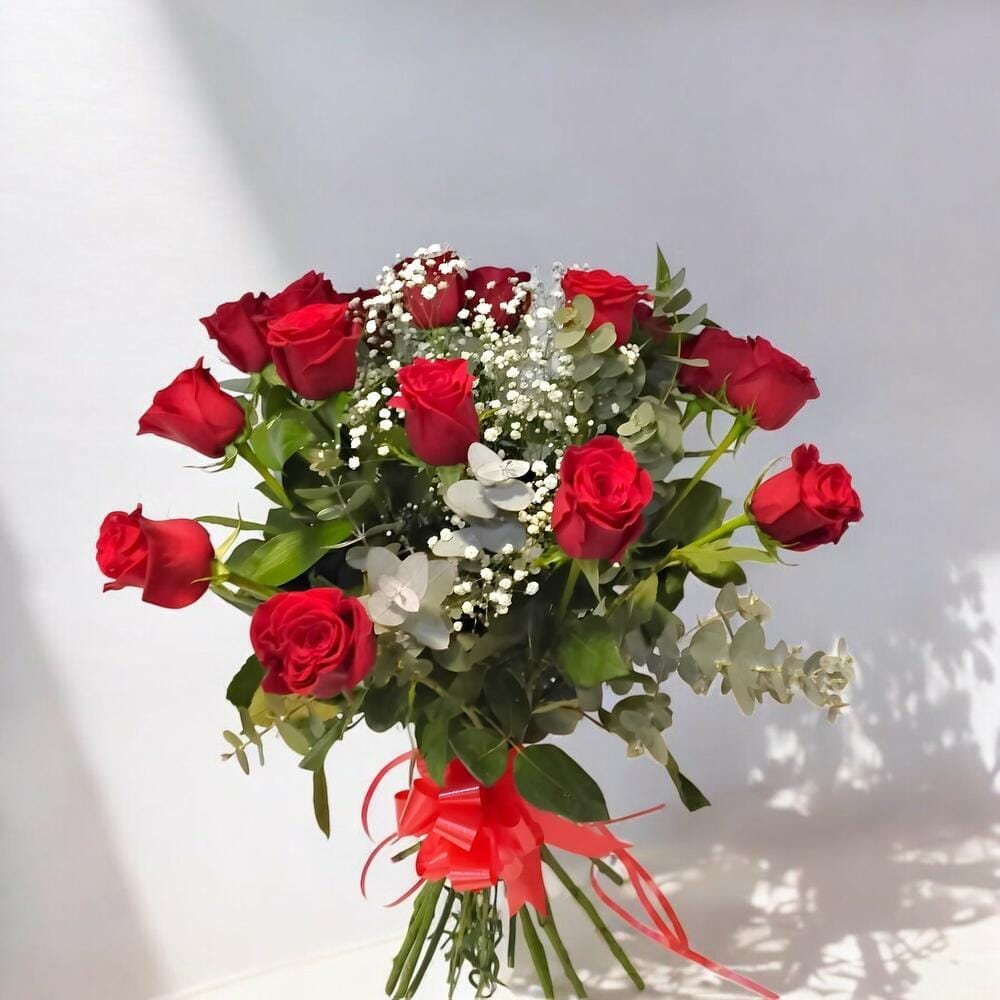 Ramo Amor Clásico – 12 Rosas Rojas con Paniculata y Helechos