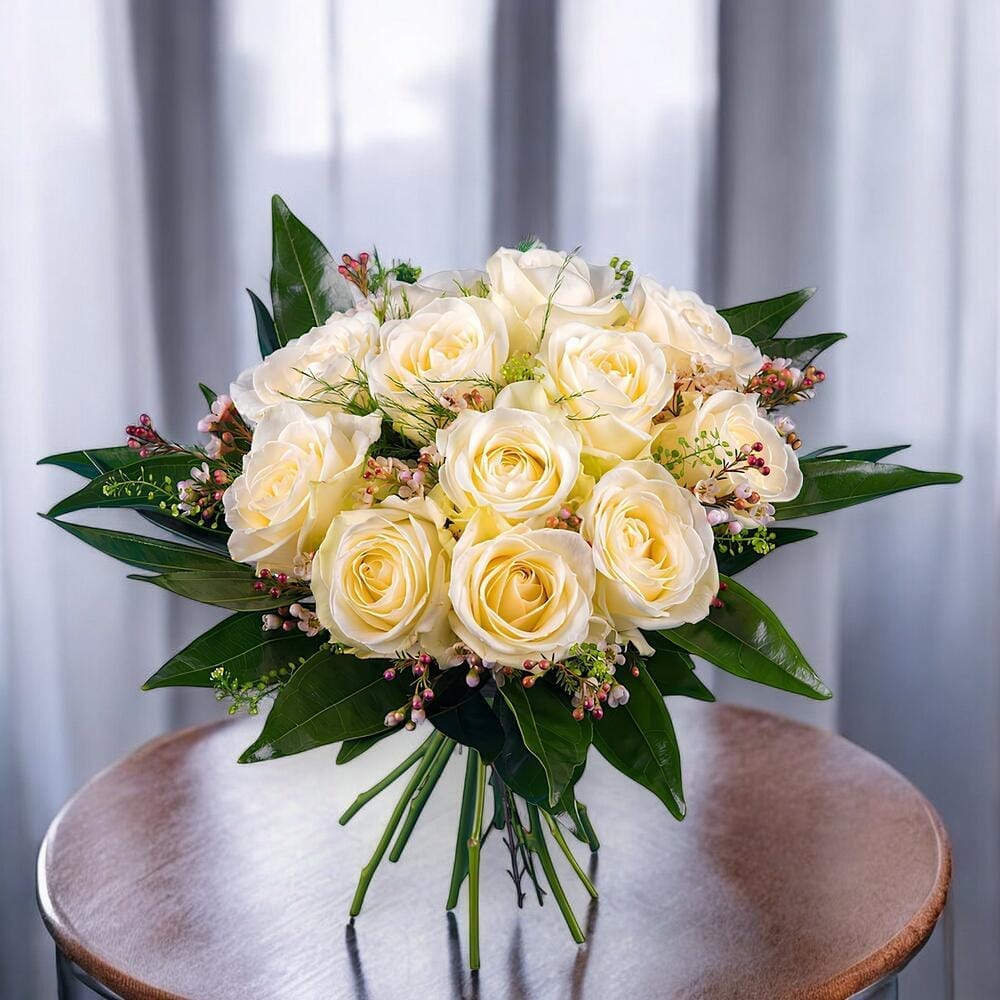 Ramo Nuve – Elegancia Pura con Rosas Blancas y Toque Verde